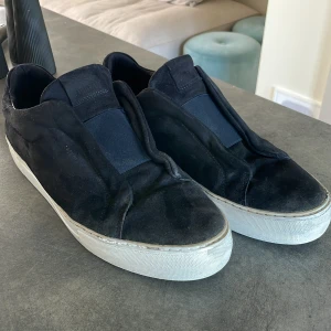 Arigato CLEAN 360 LACELESS  - Använt skick men fräscha, ny pris 2500. Sömmen på högerskon har gått upp lite men inget man tänker på, pris går att diskutera.