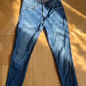 Blå jeans från Zara - Säljer ett par snygga blå jeans från Zara. De har en klassisk femficksdesign och är i en normal passform. Perfekta för vardagsbruk och kan enkelt matchas med olika outfits. Jeansen är i bra skick och redo för en ny ägare! Priset kan ändra