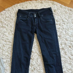 Pepe jeans - Säljer de här low waist pepe jeansen för de är försmå, aldrig använts och de är i bra skick Storlek: 26/ 32 Nypris:999kr