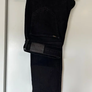Lee jeans, Austin, W33 L30 - Svarta Lee jeans i modell Austin. Se passform på bild 3. Knappt använda och i fint skick.