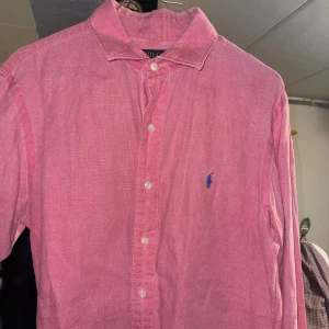 Ralph Lauren skjorta  - En rosa Polo skjorta i bra skick, storlek M
