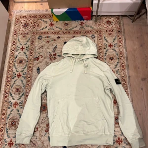 Stone island hoodie - Hej, säljer nu min gröna stone island Hoodie Kan diskutera pris vid behov