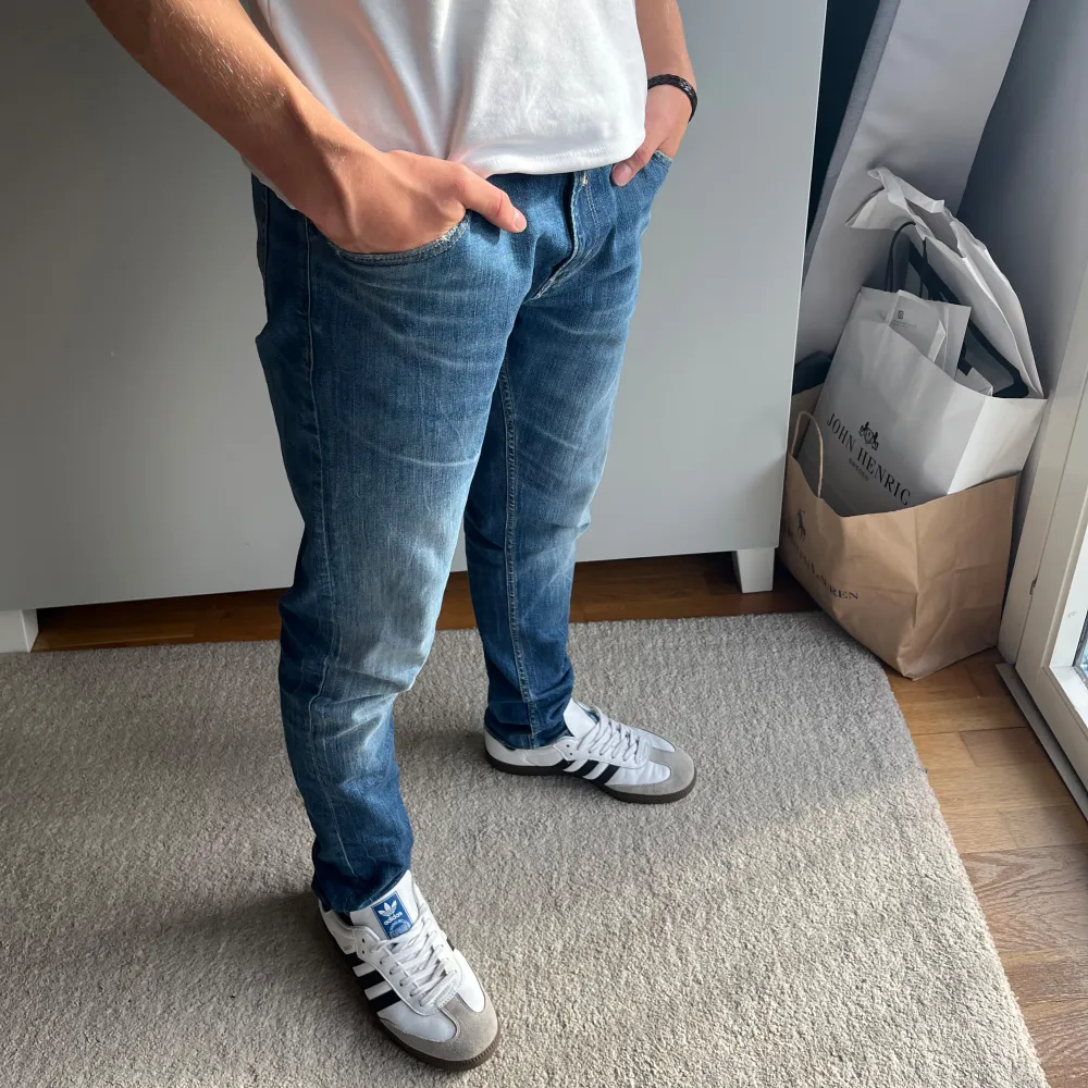 Tja! Säljer ett par riktigt schyssta Replay jeans. Inga defekter osv! Nypris ish 1400kr, mitt pris 799kr! Mycket bra skick! Hör av dig vid minsta fråga! //JeansLabbet. Jeans & Byxor.