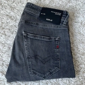 Replay jeans  - Tja säljer mina Replay jeans eftersom de ej används längre. Modellen är JOE och storleken är 30 32. Jag köpte de helt nya för cirka 5-6 månader sen!!