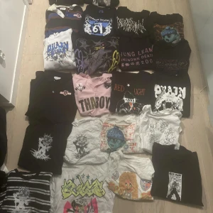 Drain Gang/ Sad Boys Merch SALE—>swipe - har en drös DG/SBE  merch. Om du är intresserad av nånting så är det bara att skicka en meddelande det mesta är i M/L finns även nån s. Tar bud på specifika plagg!  Är helst ute efter trade mot Eversince Polo eller Gloss Zip. Även og D9 Jersey eller sadboygear. Det som finns kvar är.              - Alla 3 drain gang world tour t shirts  - Bladee NYC virus hoodie  - Alla Yung Lean t shirts  - Thaiboy tiger t shirt  