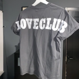 Ganni t-shirt - Ganni T-shirt Trendig ganni tröja🩶 Färg: grå & vit🤍 Coolt tryck baksidan. Nyskick, knappt använd.