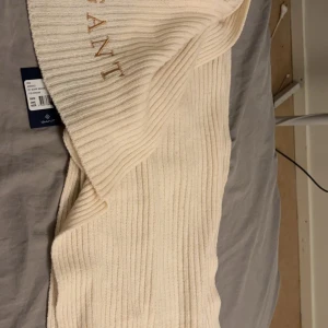 Gant halsduk  - Helt oanvänd, prislapp kvar, perfekt nu till hösten för ”Pinterest autumn looken”, finns knappt någonstans och köpa längre. Normal längd. 