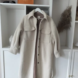 Teddy jacka  - Teddy jacka från H&M i nyskick. Strl M 