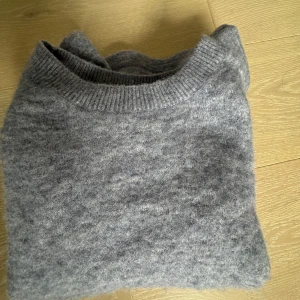 Hösttröja  - Säljer min jättemysiga lite oversized kortärmade tröja🥰super bra till hösten och aldrig använd, inga defekter utan ser helt ny ut!💕nyköpt för 790kr