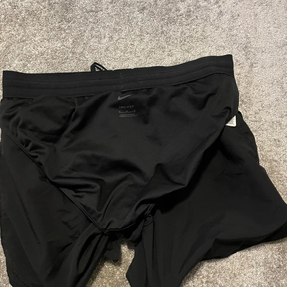 Svarta Nikeshorts. Dubbla sidor. Väldigt bra skick. Sportswear.