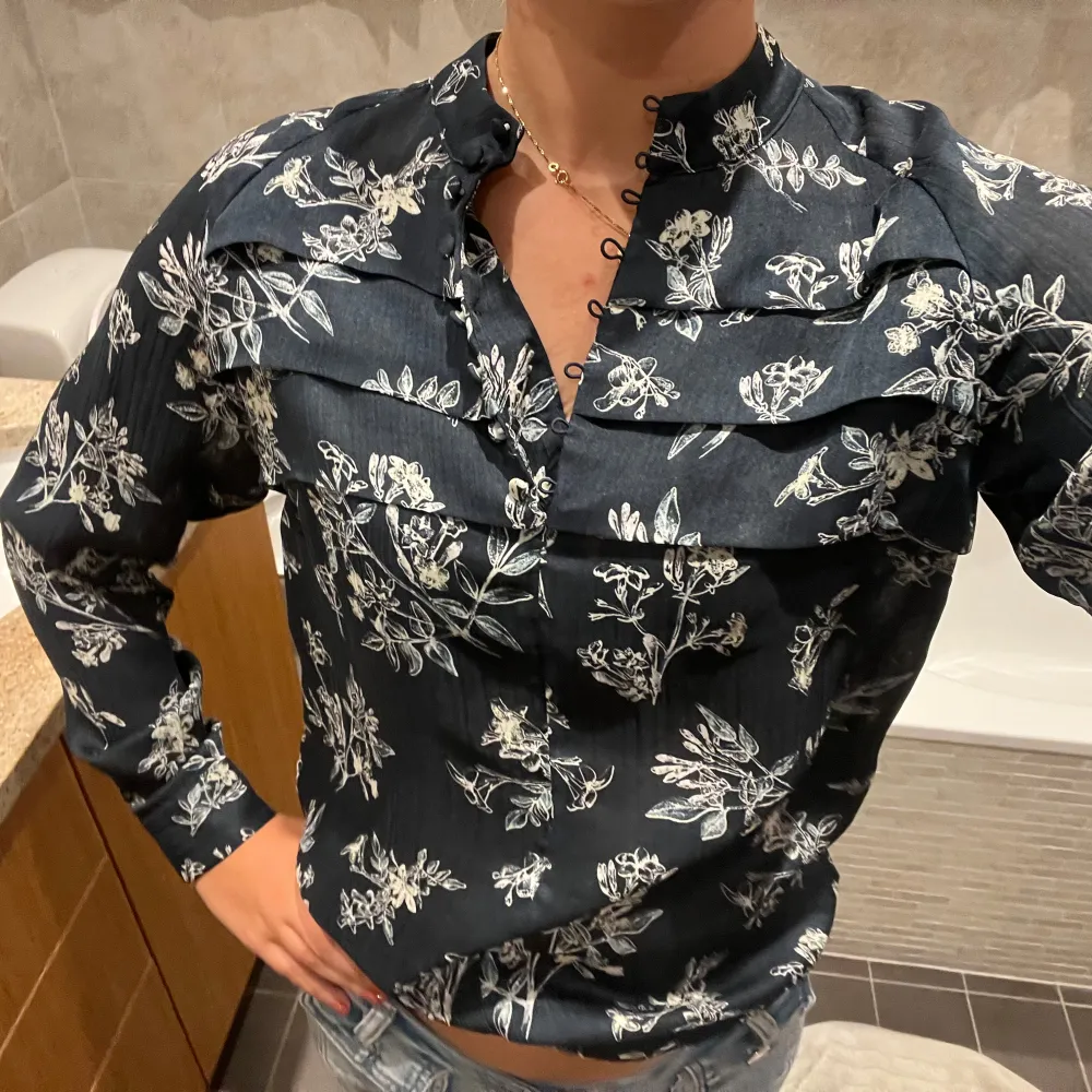 Supernajs blommig mörkblå blus i så najs o lyxigt material! Pris kan diskuteras!🤗💕. Puserot.