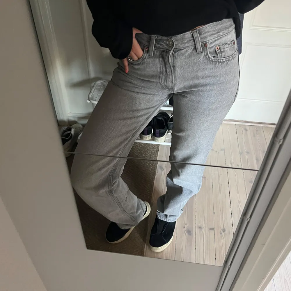 Säljer nu dessa gråa Gina jeans i storlek 32. Mid waist/lowwaist raka. Hör av er för frågor eller flera bilder 💓. Jeans & Byxor.