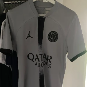 Psg x Jordan - Storlek S och är i toppskick, köpt i Paris för ca 900.