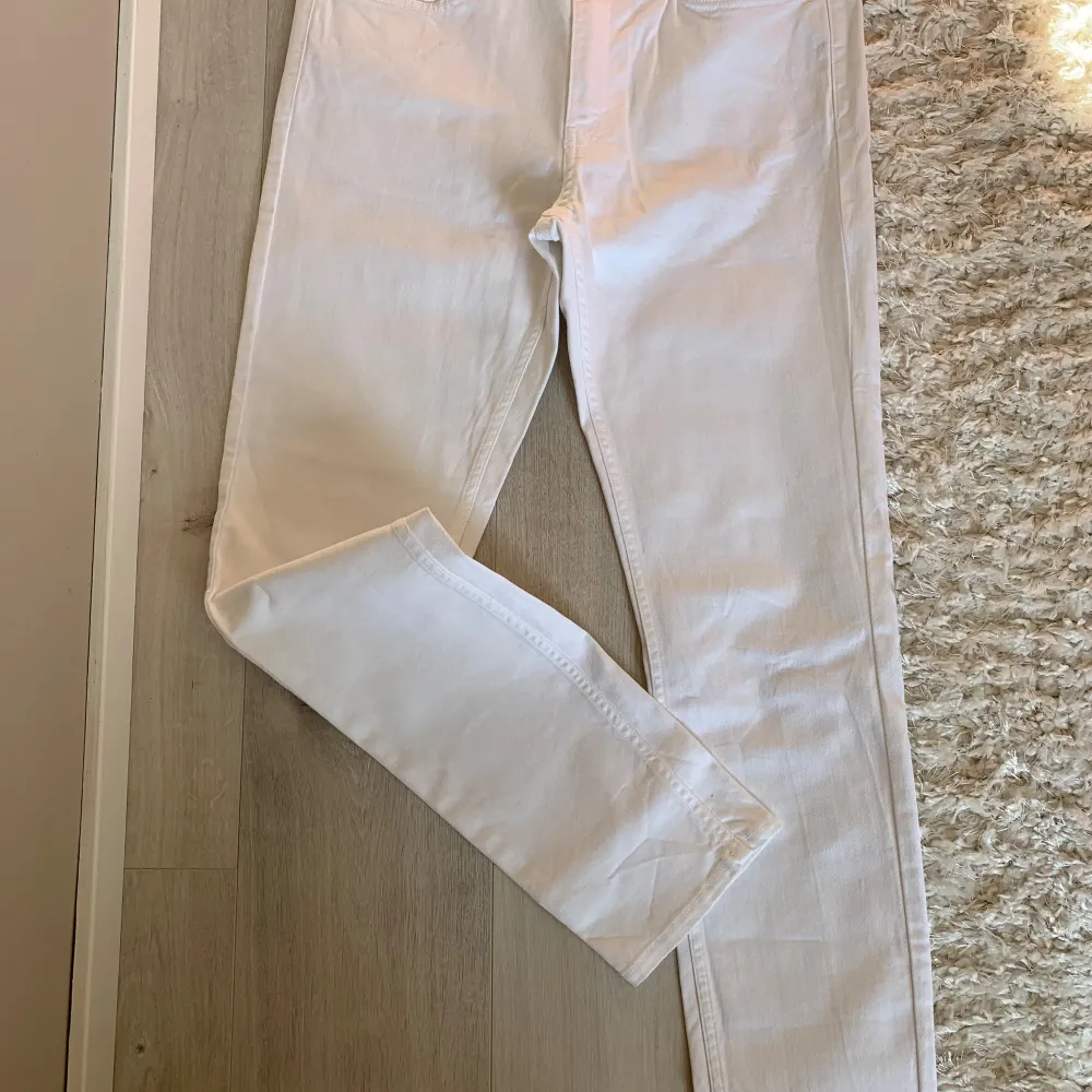 Vita h&m jeans herr i nyskick  Endast använda 1 gång Stl 33 Slim fit. Sitter tajt. Jeans & Byxor.