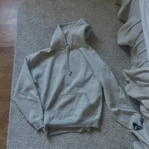grå hoodie - jättefin hoodie ifrån bikbok i storlek S. väl använd så nopprer förekommer men fortfarande i fint skick! 😊