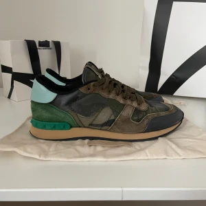 Valentino Rockrunner - Sjukt snygga valentino rockrunners. Skit najs till hösten och vintern. Dustbag medföljer. Pris är diskuterbart, skicka bud! 