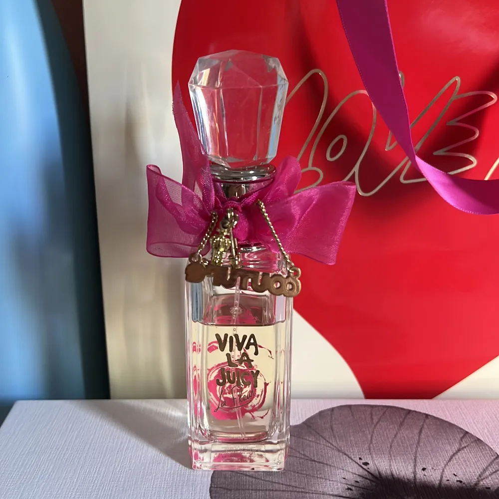 Säljer min ”VIVA LA JUICY” parfym 40ml från Juicy Couture. Den köptes för ett halv år sen men inte kommit till användning. Ca 2/3 finns kvar🩷. Parfym.