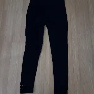 ⭐️Strl: M/L⭐️ Träningstights från Panos Emporio🖤🍂 Lite noppriga men lätt att fixa🍁🤎