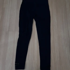 🖤Träningstights Panos Emporio🖤 - ⭐️Strl: M/L⭐️ Träningstights från Panos Emporio🖤🍂 Lite noppriga men lätt att fixa🍁🤎