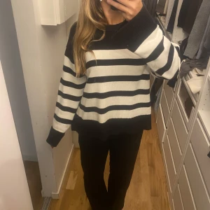 Stickad tröja  - Vit/svart stickad tröja i fint skick från Gina tricot. Storlek 158/164 men passar betydligt större. 