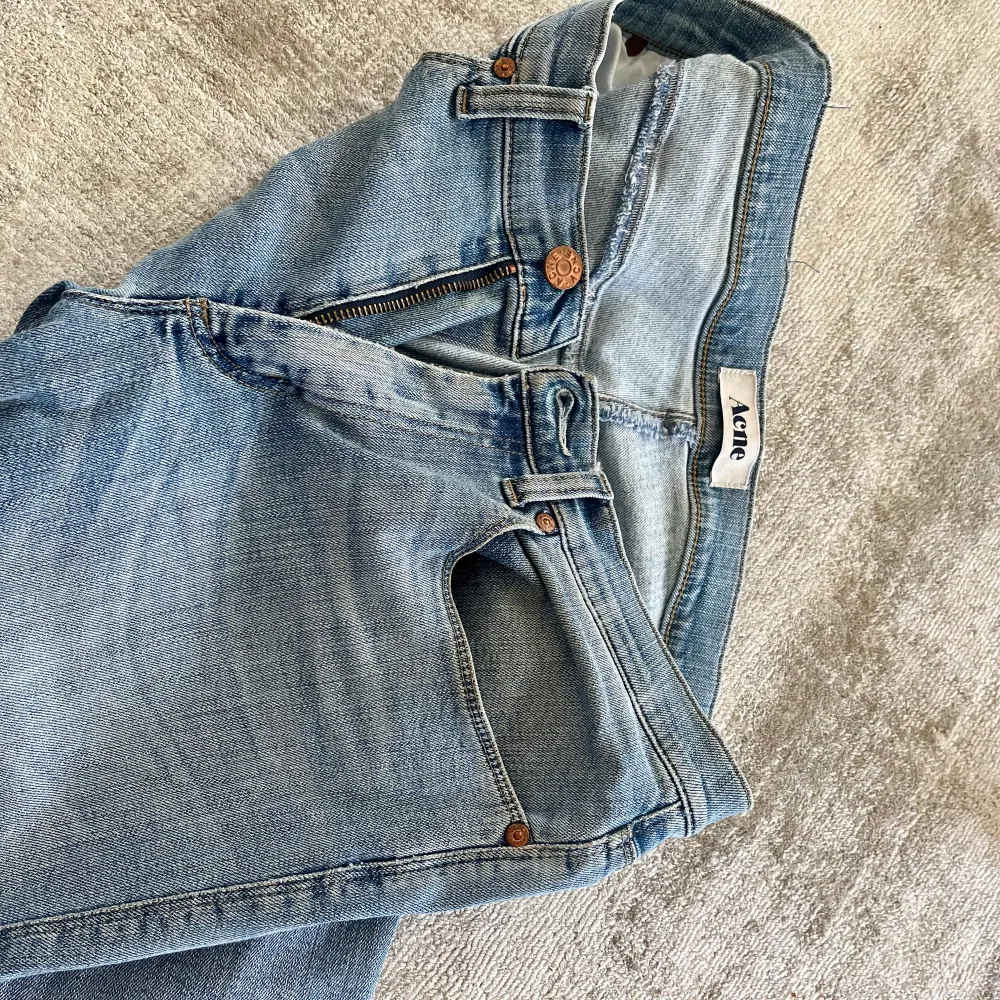 Slitet ljusblå Acnejeans, modell Max Angel, knappt använda! Storlek 31/32. Midja =31, längd 32. Normal till smal passform med stretch. . Jeans & Byxor.