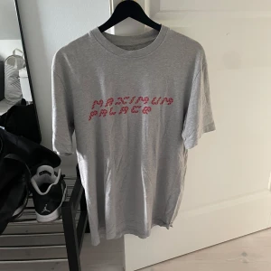 Palace T-shirt  - Palace T-shirt, oklart vilken kollektion. Använd men inga flaws förutom ett jättelitet hål i armhålan, 7/10 cond. Storlek S, men lite oversize och liknar en ”boxig” M. Frakt tillkommer