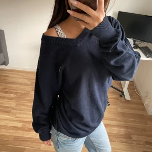 GANT tröja - Marinblå oversized finstickad tröja från gant😊 passar storlekarna XS-XL beroende på passformen man vill ha❤️ nypris ligger på 1600 kr