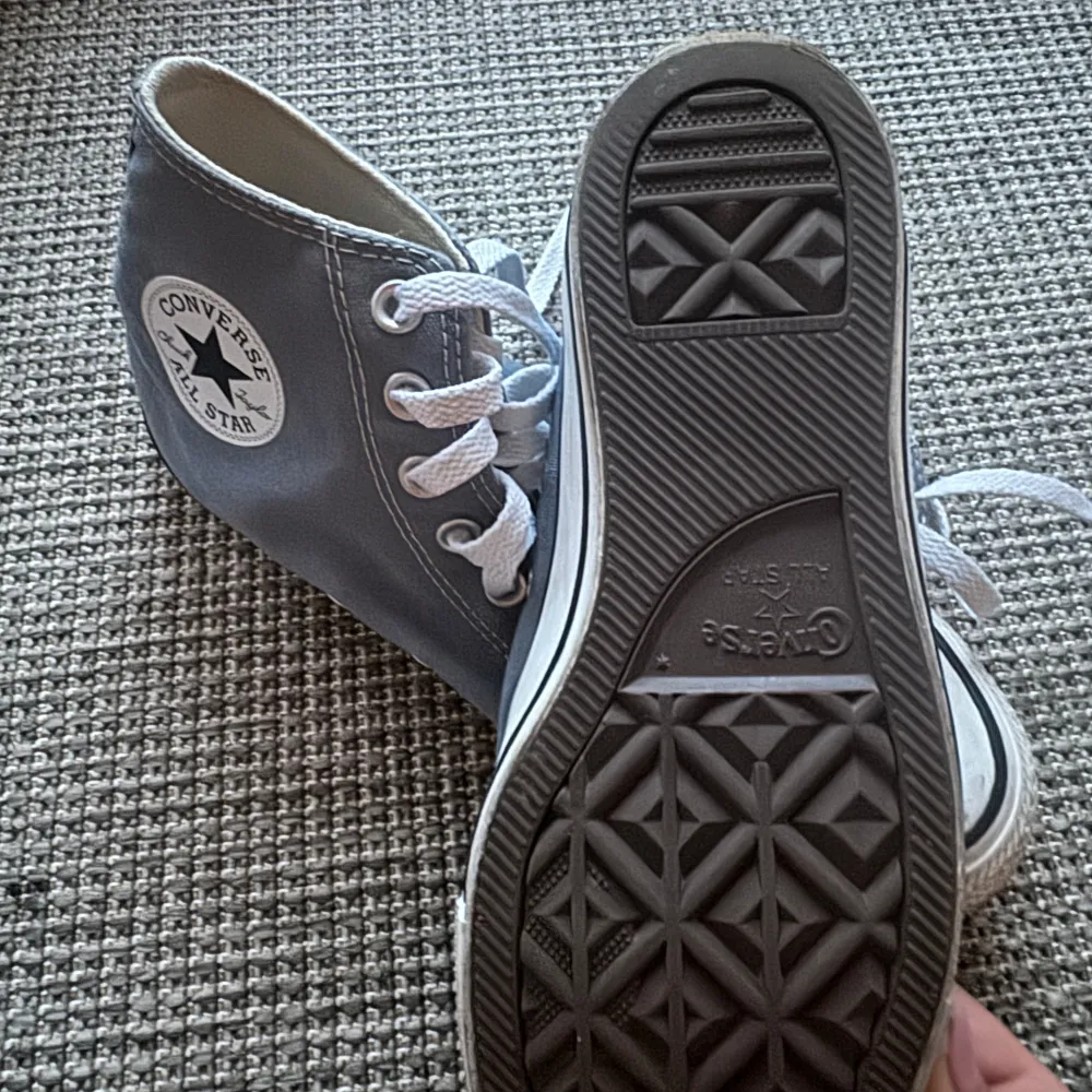 Säljer mina fina höga converse för att de inte kommer till användning. Köptes förra skolavslutningen men har endast använt 2-3 gånger, superfint skick💞 Nypris: ca 500kr. Skor.