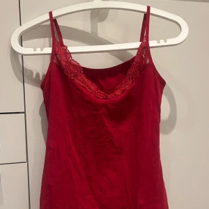 rött linne - rött linne med glittrig spets, så snygg! köpt utomlands, använd ca 3 gånger. ❤️