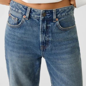 Stadivarius jeans  - Raka vida jeans från stradivarius, köpa i spanien för ett år sen. Har enbart testat en gång. Super fin mörkblå färg som passar till allt🥰