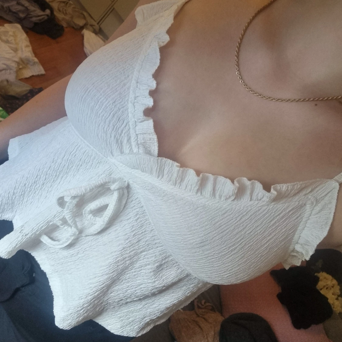 Vit ärmlös topp med volangdetaljer