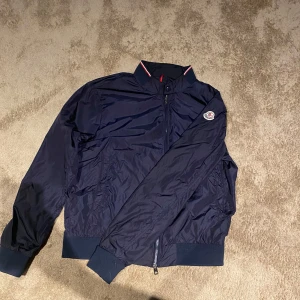 Moncler jacka storlek 1 (S) - Tja, säljer nu en fräsch moncler jacka! Ny priset ligger runt 7000kr vi säljer den för 1000kr! Skick 9/10