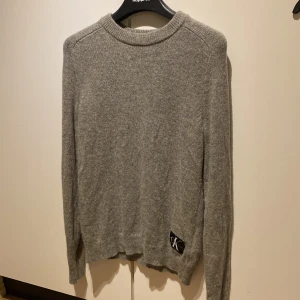 Stickad Calvin Klein tröja! - Hej, jag säljer min stickade Calvin Klein tröja då den inte kommer till användning . Strl S, fint skick! 250 kr