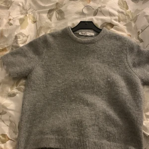 Jätte fin tröja från Zara  - Lite nopprig men syns typ inte nåt när man har på sig den