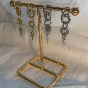 Örhängen  - Jättefina egen gjorda örhängen.  Köp för 99kr/st  Eller  185kr/par  Modell 099