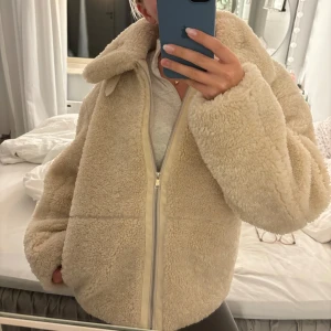 Teddyjacka - Så skön och fin teddyjacka från nakd! köpt i vintras så den är i bra skick! 