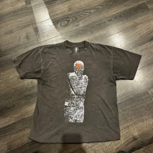 Crimecowboy t-shirt  - Svart/grå t-shirt från crime cowboy med tryck i fram och på ryggen 