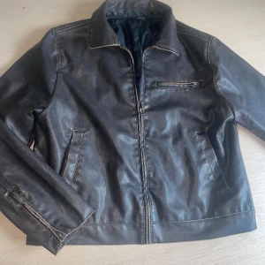 Brun skinnjacka  - Snygg jacka i skinn imitation. Brun tvätt Passar 36-38💓