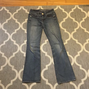 Lågmidjade flared American eagle jeans  - American eagle jeans i storlek xs säljer för att materialet har blivit väldigt tunt i knäna och vid röven inget annat problem med dem 