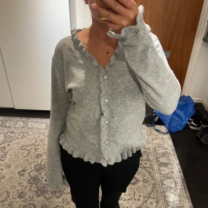 Stickad tröja - Stickad tröja med pärlknappar Stl s men passar större 100kr