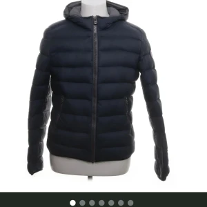 Colmar jacka - Intressekoll Colmar jacka köpt på Vinted och har märkt ej efterhand att den har ett litet hål men som är lagat och som knappt syns, strl 44 (italiensk storlek) men sitter som en S 