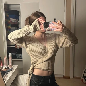 Beige ribbad omlottopp - Söt omloppstop som är perfekt nu på hösten! Aldrig använd och skriv vid frågor!💗