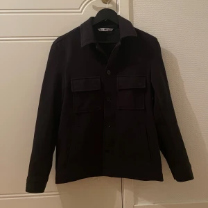 Zara overshirt  - Säljer min overshirt från zara eftersom ja inte använder den. Perfekt nu till hösten. Skick 8/10. Skriv för mer info och bilder 