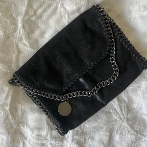 Svart handväska  - En svart Stella mccartney liknande väska. Knappt använd och i bra skick. Har en innerficka i väskan och coolt leopard mönster. 