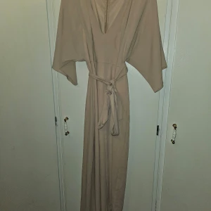 Rosa Långklänning  - Rosa lång klänning köpt från bubbleroom. Använd endast två gånger. Säljes pågrund av ingen plats. Klänning är lös i form vilket kan användas av gravida också. Priset kan diskuteras. 