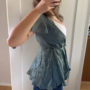 Blus - En jättefin stella mccartney x hm blus i storlek S. Aldrig använd, är i mycket bra skick☺️