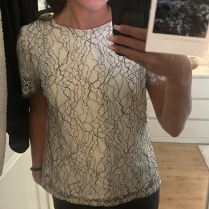 Vit spetsblus med svart mönster - Säljer en superfin vit blus med svart mönster!💕 