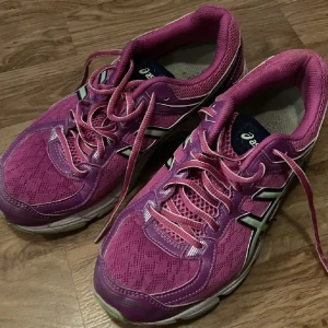 rosa/lila asics skor  - träningsskor från asics, knappt använda och det finns inga defekter🌸