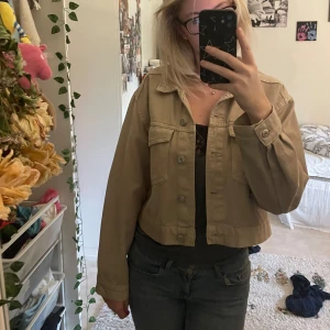 Jeansjacka - Säljer denna croppade jeansjacka från ginatricot i storlek M. Jättesöt nu inför hösten och i bra skick, passar perfekt med typ en stickad tröja. Frakt ingår❣️🍂