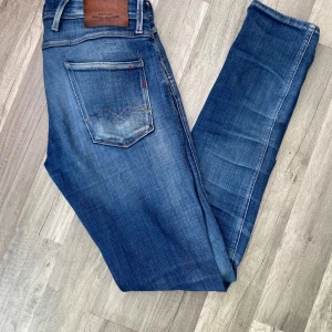 Replay jeans anbass - Tja säljer nu dessa feta Replay jeans i modellen anbass, skick 7/10, hör av dig för minsta fundering